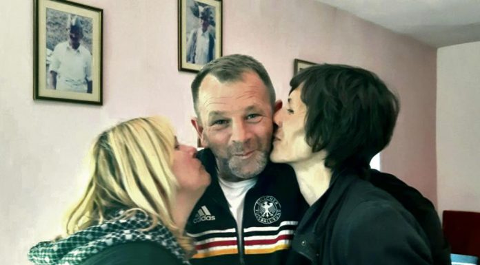 SRBIN RADIŠA ŽIVI SA DVE ŽENE – Komšije ga špijuniraju iz prikrajka a POP NJEGOVU KUĆU ZAOBILAZI U ŠIROKOM LUKU