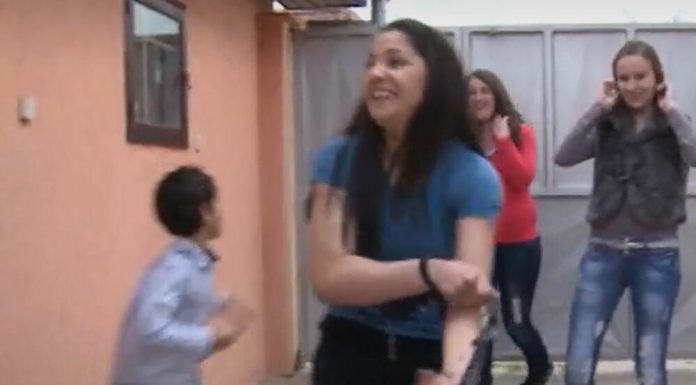 NEKADA NA PIJAČNOJ TEZGI PRODAVALA GAĆE DA PREŽIVI, a danas se ubija od para – Pevačica se kupa u svili i kadifi