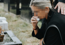 DVA MESECA JE NA GROBU SVOGA MUŽA VIĐALA TUĐE CVEĆE, A ONDA JE PRIMETILA MISTERIOZNU ŽENU – Kada je saznala ko je u pitanju skoro se onesvestila od šoka