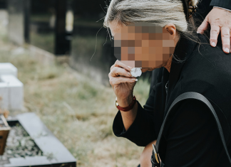 DVA MESECA JE NA GROBU SVOGA MUŽA VIĐALA TUĐE CVEĆE, A ONDA JE PRIMETILA MISTERIOZNU ŽENU – Kada je saznala ko je u pitanju skoro se onesvestila od šoka