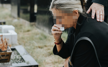 DVA MESECA JE NA GROBU SVOGA MUŽA VIĐALA TUĐE CVEĆE, A ONDA JE PRIMETILA MISTERIOZNU ŽENU – Kada je saznala ko je u pitanju skoro se onesvestila od šoka