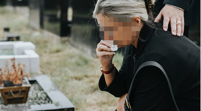 DVA MESECA JE NA GROBU SVOGA MUŽA VIĐALA TUĐE CVEĆE, A ONDA JE PRIMETILA MISTERIOZNU ŽENU – Kada je saznala ko je u pitanju skoro se onesvestila od šoka