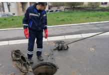 IZVUKLI “KAPITALCA” OD DVA METRA IZ KANALIZACIJE: Radnici ŠOKIRANI prizorom u naselju Vojvode Vlahovića, ovo nisu mogli zamisliti ni u ludilu! (FOTO)