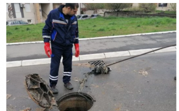 IZVUKLI “KAPITALCA” OD DVA METRA IZ KANALIZACIJE: Radnici ŠOKIRANI prizorom u naselju Vojvode Vlahovića, ovo nisu mogli zamisliti ni u ludilu! (FOTO)