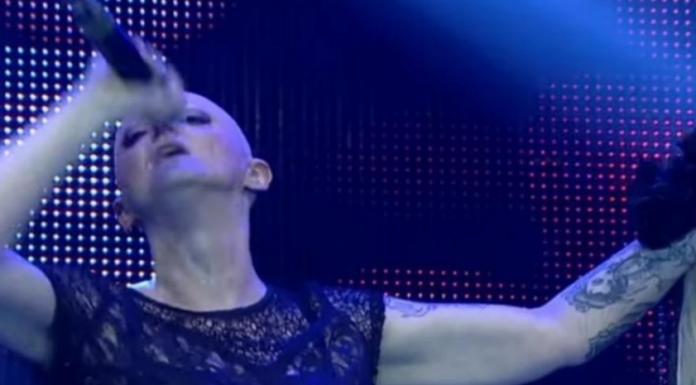 PRED SMRT: JEDVA STOJI NA NOGAMA, SUZE LIJE DOK PEVA: Poslednji snimak DONE ARES izaziva JEZU U KOSTIMA! (VIDEO)