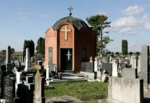 Ovako nešto postoji samo u Srbiji! Ljudi kada vide ovaj spomenik moraju da ga slikaju! KADA vidite šta piše šokirat će te se (FOTO)