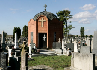 Ovako nešto postoji samo u Srbiji! Ljudi kada vide ovaj spomenik moraju da ga slikaju! KADA vidite šta piše šokirat će te se (FOTO)