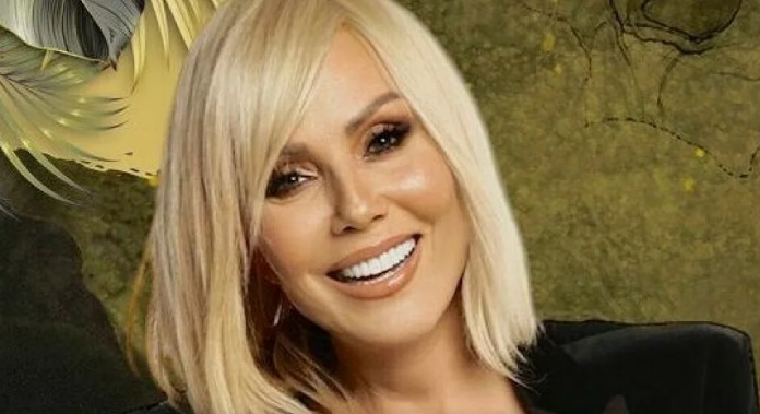 Lepa Brena u šok izdanju: Na njoj samo mrežice, ispod sve na izvolite – Komentari samo pljušte: “Kako te nije sramota, ti si baba” (Foto)