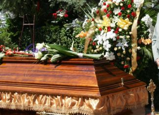 Sahranio suprugu a ona mu se nakon 15 dana pojavila na vratima – Jadan čovek od šoka pao u nesvest! (FOTO)