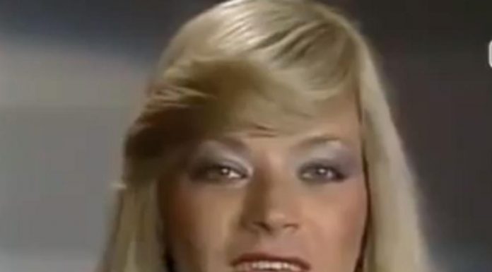 Na dan kada je ona UMRLA cela je Juga zanemela zbog velike tragedije: Pevačica je imala samo 43 godine kada je odvela decu na plažu i SRUŠILA SE PRED NJIMA – U NJEGOVOM stanu su u tom trenu SVI SATOVI STALI!