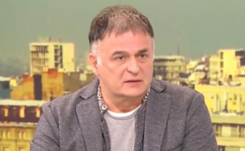 DOK LEKA LJUBI 3 DECENIJE MLAĐU, NJEGOVA PRVA ŽENA DRUGOM RAĐA TROJE DECE: Našla mu 15 godina mlađu zamenu