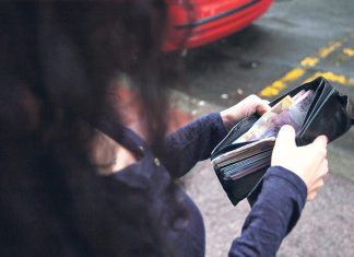 NOVOSAĐANKA NAŠLA KOVERTU PUNU PARA, NA NJOJ SAMO OVA REČ Ubrzo joj je zazvonio telefon sa jednim pitanjem! Sve se odigralo u 17H