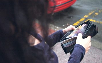 NOVOSAĐANKA NAŠLA KOVERTU PUNU PARA, NA NJOJ SAMO OVA REČ Ubrzo joj je zazvonio telefon sa jednim pitanjem! Sve se odigralo u 17H