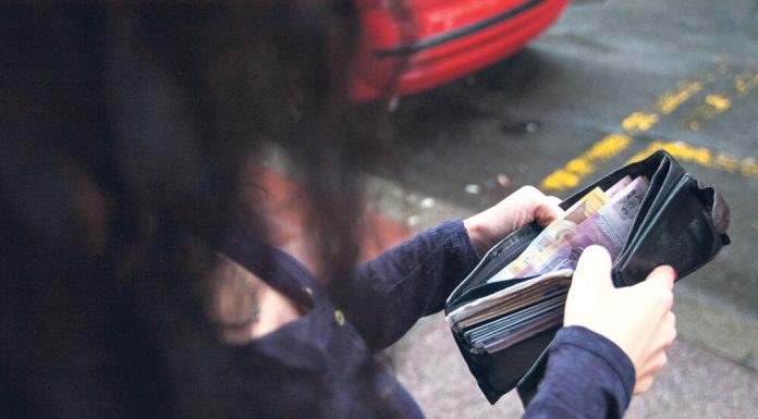 NOVOSAĐANKA NAŠLA KOVERTU PUNU PARA, NA NJOJ SAMO OVA REČ Ubrzo joj je zazvonio telefon sa jednim pitanjem! Sve se odigralo u 17H