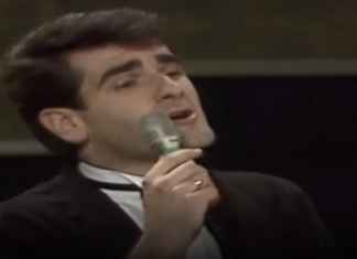 NA OVOM SNIMKU GA NIKO NE PREPOZNAJE: Ovako je pre 30 godina izgledao čovek koji se pre pevanja bavio ugostiteljstvom