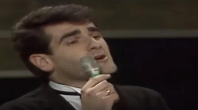 NA OVOM SNIMKU GA NIKO NE PREPOZNAJE: Ovako je pre 30 godina izgledao čovek koji se pre pevanja bavio ugostiteljstvom