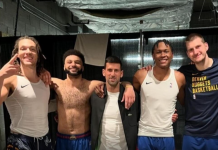 JOKIĆ ODUŠEVIO SAIGRAČE – DOVEO IM ĐOKOVIĆA U SVLAČIONICU! Nagetsi nasmejani pozirali sa Novakom! Ova fotografija obilazi SAD!