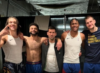 JOKIĆ ODUŠEVIO SAIGRAČE – DOVEO IM ĐOKOVIĆA U SVLAČIONICU! Nagetsi nasmejani pozirali sa Novakom! Ova fotografija obilazi SAD!