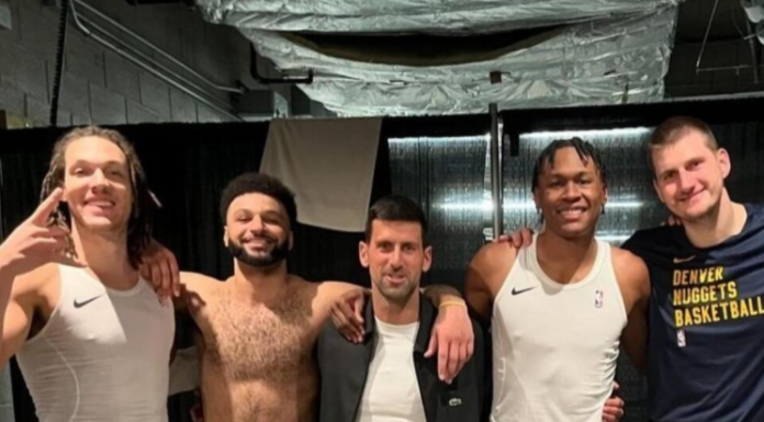 JOKIĆ ODUŠEVIO SAIGRAČE – DOVEO IM ĐOKOVIĆA U SVLAČIONICU! Nagetsi nasmejani pozirali sa Novakom! Ova fotografija obilazi SAD!