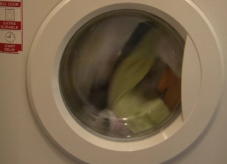 U VEŠ MAŠINU UBACITE VLAŽNU MARAMICU: Iznenadit ćete se kada izvadite haljine nakon pranja , EVO ŠTA ĆE SE DESITI