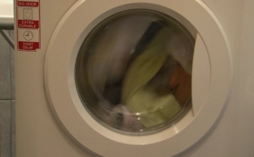 U VEŠ MAŠINU UBACITE VLAŽNU MARAMICU: Iznenadit ćete se kada izvadite haljine nakon pranja , EVO ŠTA ĆE SE DESITI