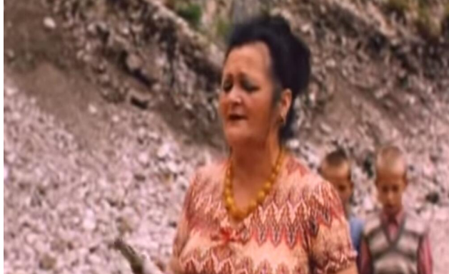 Muža su molili da je ostavi: MICA TROFRTALJKA JE PEVALA BEZOBRAZNE PESME, POKAZIVALA JE GAĆICE, A OD PIŠTOLJA SE NIJE RAZDVAJALA