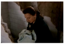 TEŠKA RATNA 1993. U SARAJEVU: Ivanka pošla po vodu pa u RUŠEVINAMA videla smotuljak: Kada ga je razgrnula videla je ŽIVU BEBU i cedulju sa tužnom porukom