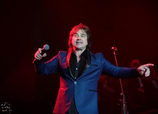 Bavi se poljoprivredom i živi nikad bolje: ALEN ISLAMOVIĆ UNUCIMA KUVA PASULJ I VOZI IH TRAKTOROM!