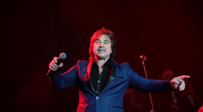 Bavi se poljoprivredom i živi nikad bolje: ALEN ISLAMOVIĆ UNUCIMA KUVA PASULJ I VOZI IH TRAKTOROM!