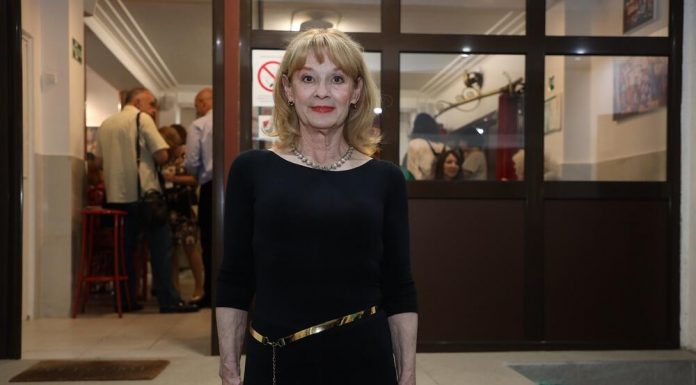 Albanci padaju i sad u nesvest kad je vide – BILA ZVEZDA SERIJE “SREĆNI LJUDI”, PA U ALBANIJI SLUŽILA SATARAŠ I PREBRANAC