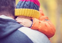 OTAC PRIMETIO DA SE ĆERKA ČUDNO PONAŠA TOKOM IGRANJA, A ONDA JE OTKRIO JEZIVU ISTINU: “Tata, to nama vaspitačica radi u vrtiću”