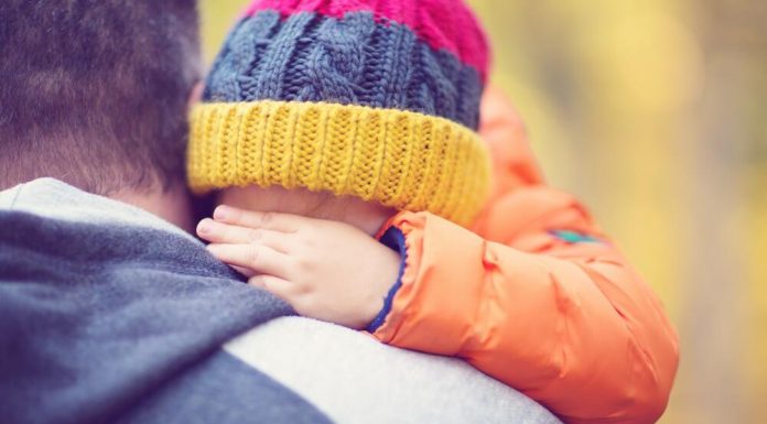 OTAC PRIMETIO DA SE ĆERKA ČUDNO PONAŠA TOKOM IGRANJA, A ONDA JE OTKRIO JEZIVU ISTINU: “Tata, to nama vaspitačica radi u vrtiću”