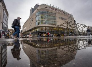 SUDBINA NEMAČKOG DIVA VISI O KONCU: Jedan od najvećih maloprodajnih lanaca u Evropi proglasio bankrot UGROŽENO 13.000 RADNIH MESTA