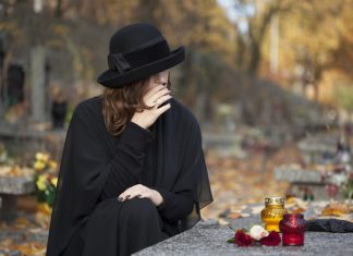 Dva meseca je na grobu muža viđala TUĐE cveće: Pomislila da je imao ljubavnicu, pa doživela još veći ŠOK!