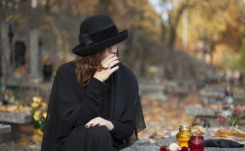 Dva meseca je na grobu muža viđala TUĐE cveće: Pomislila da je imao ljubavnicu, pa doživela još veći ŠOK!