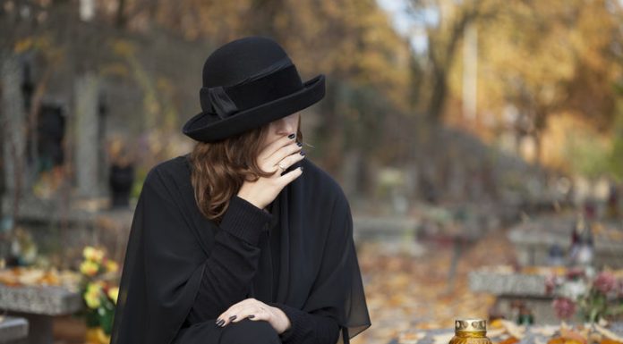 Dva meseca je na grobu muža viđala TUĐE cveće: Pomislila da je imao ljubavnicu, pa doživela još veći ŠOK!