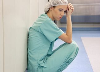 JEZIVO PRIZNANJE PACIJENTA NEDELJU DANA PRE SMRTI: Njegove reči će PROGONITI skamenjenu medicinsku sestru do kraja života