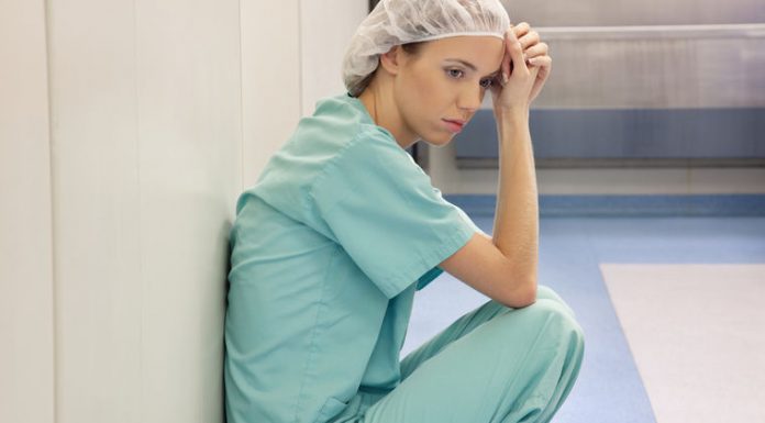 JEZIVO PRIZNANJE PACIJENTA NEDELJU DANA PRE SMRTI: Njegove reči će PROGONITI skamenjenu medicinsku sestru do kraja života