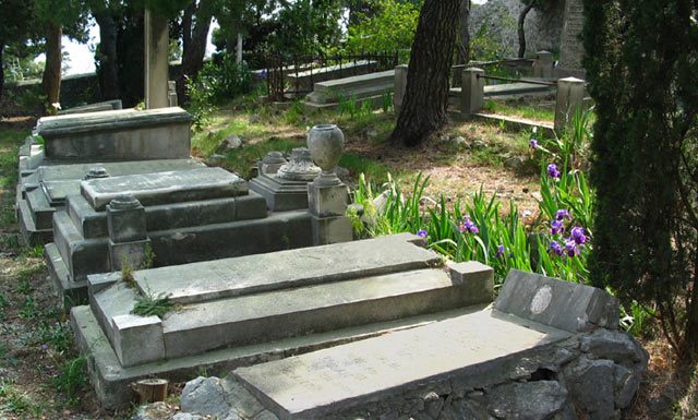 Snimak je otkrio SVE, da li je ovo MOGUĆE? – REDOVNO VIĐAO OVO NA MAJČINOM GROBU, PA SAZNAO JEZIVU ISTINU