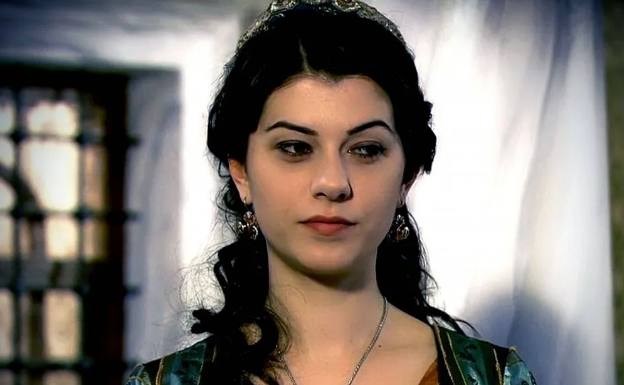 Ovo sigurno niste znali: POZNATA TURSKA GLUMICA JE JUGOSLOVENKA I TEČNO GOVORI SRPSKI – Izgleda kao bomba a druži se s našom ČUVENOM PEVAČICOM