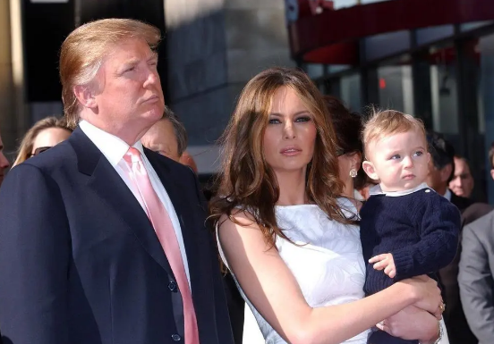 Kad je izašao iz automobila SVI SU ZANEMELI “Da li je moguće da ovako izgleda?”SVI BRUJE O SINU MELANIJE I DONALDA TRAMPA