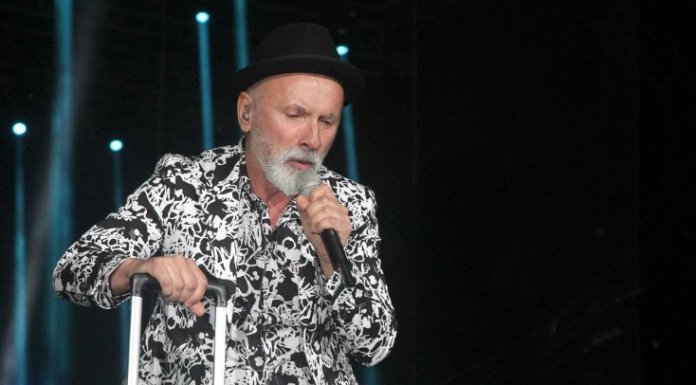 “Imao sam jabuku svako veče pre spavanja”, najtužniju pesmu posvetio je NJOJ – ODRASTAO JE SA MAJKOM BULOM U SIROMAŠTVU!