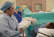 Dežurna sestra pala je u nesvest kad je videla bebu: Devojčica je uplašila i rođenu majku, a evo kako danas izgleda