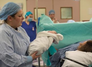 Dežurna sestra pala je u nesvest kad je videla bebu: Devojčica je uplašila i rođenu majku, a evo kako danas izgleda