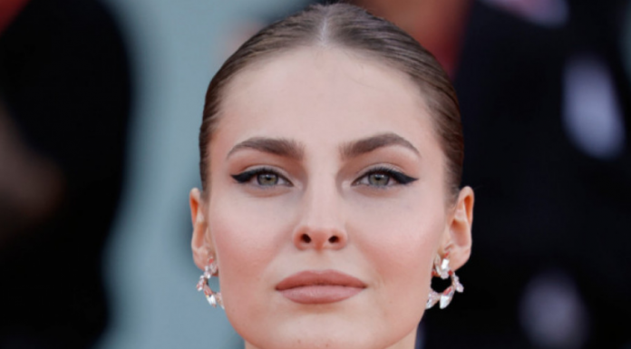 Da li verujete da majka Džejle Ramović izgleda ovako? – Rodila je tri ćerke, uskoro postaje baka, a izgleda kao devojka