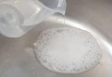 Dakle, koji ocat i soda bikarbona mogu učiniti posao – uklonite hrđu i kamenac kao od šale i sudoper blista za samo 60 dinara