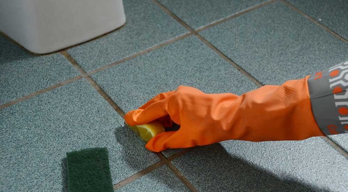 OČISTITE FUGE I PLOČICE PRIRODNOM METODOM: Iskusne domaćice otkrile trik, KAKO OVO RANIJE NISMO ZNALI?