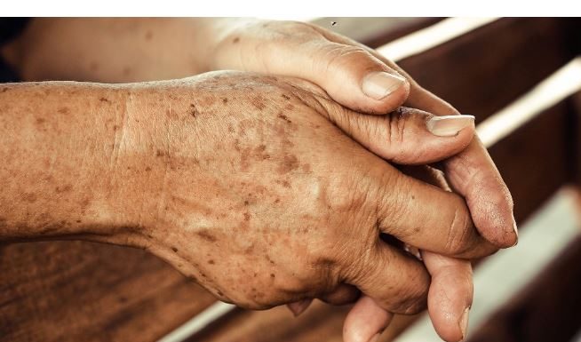 IMATE STARAČKE MRLJE? – Ovaj MINERAL ih sve otklanja!