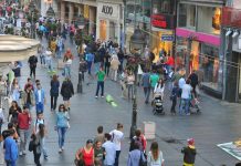 ONA JE OSVOJILA BEOGRAD SVOJOM ELEGANCIJOM: Upoznajte gospođu sa nevjerovatnim stajlingom!