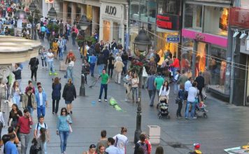 ONA JE OSVOJILA BEOGRAD SVOJOM ELEGANCIJOM: Upoznajte gospođu sa nevjerovatnim stajlingom!
